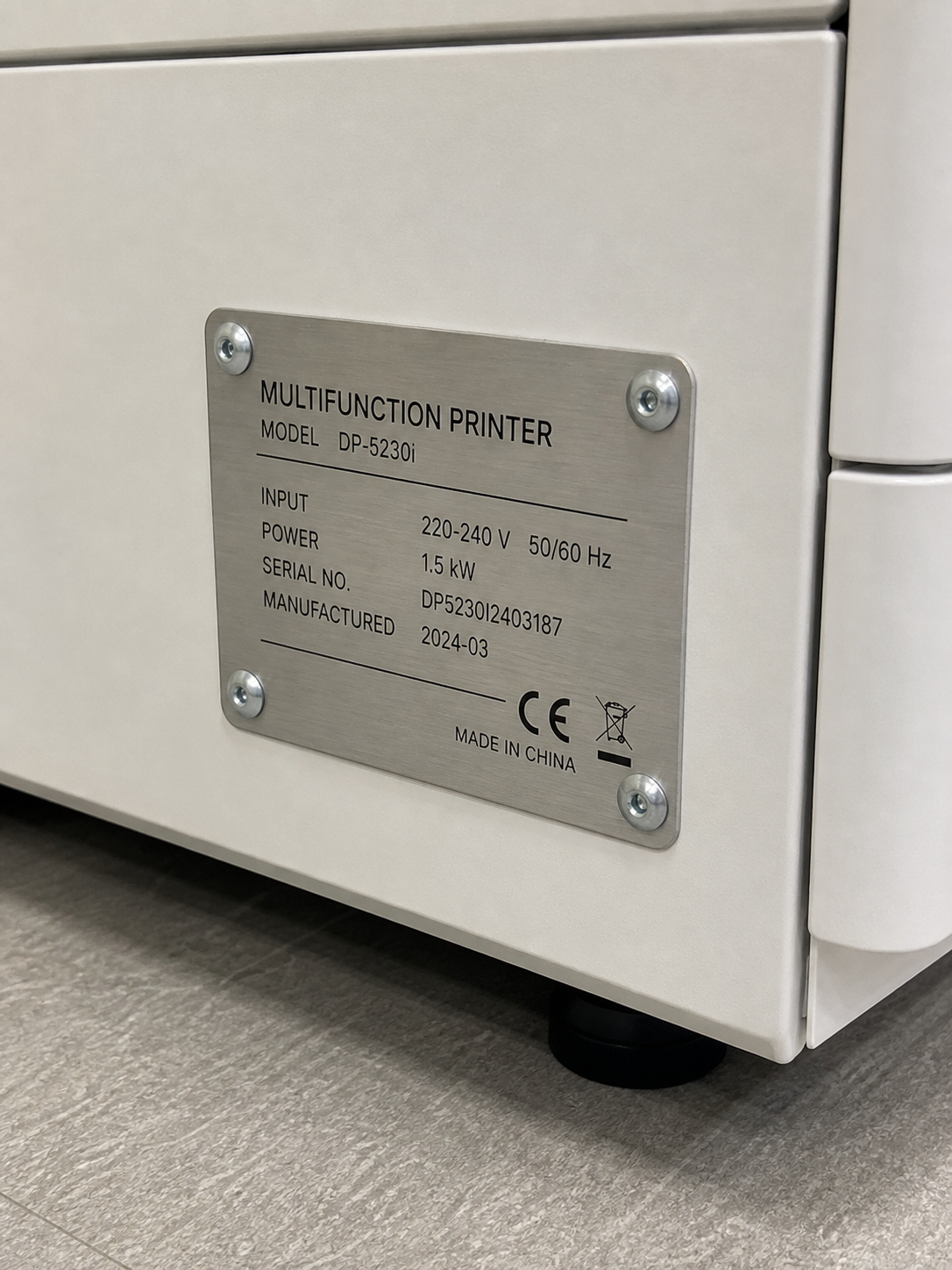 Acercamiento de la placa adherida a la multifunción DP-5230i